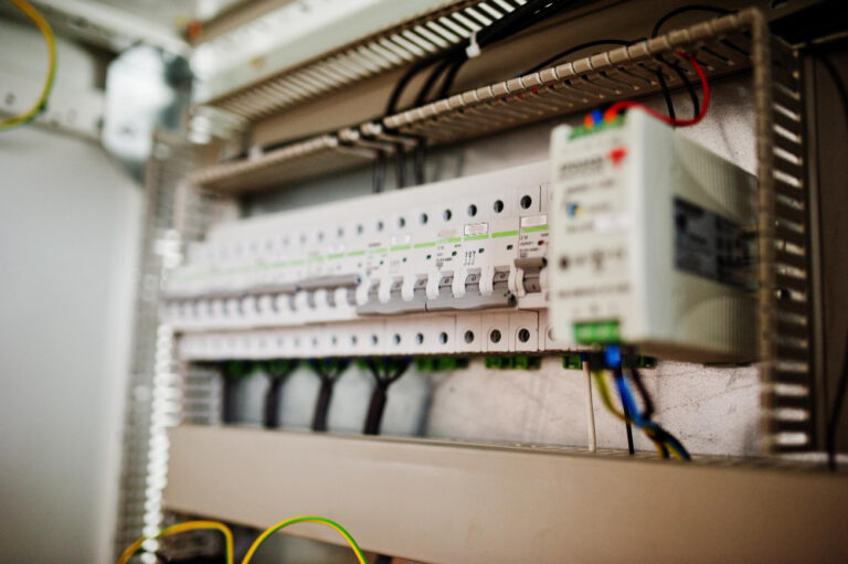 Czym powinna się charakteryzować rozdzielnica elektryczna natynkowa?